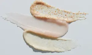 Tre olika texturer av mekanisk peeling, en med synliga korn, en slät och en krämig.