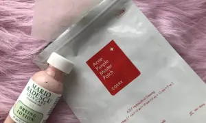 Här är produkterna som hjälper dig att snabbt få bort finnar hemma: Mario Badescu Drying Lotion och COSRX Acne Pimple Master Patch.
