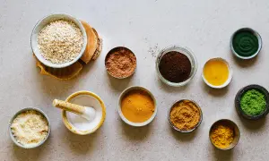 Ingredienser för hemmagjord peeling socker: havregryn, kakaopulver, kaffesump, gurkmeja, matcha och olja.