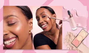 En kvinna ler glatt medan hon applicerar highlighter med en borste. Bredvid syns en highlighter-flaska och en palett.