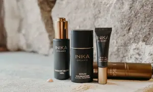 Inika Organics serum foundation och concealer, en foundation utan pfas för en naturlig lyster.