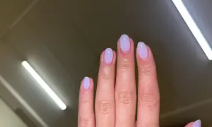 Fina, ljuslila naglar med en perfekt russian manicure.