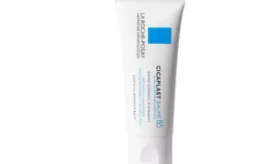 En tub med La Roche-Posay Cicaplast Baume B5, en lugnande och reparerande salva med centella asiatica.