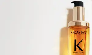 En flaska Kérastase Elixir Ultime olja i håret innan dusch. Ger glans och näring.