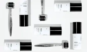 Hudvårdsset för ansiktsbehandling hemma med dermaroller och serum.
