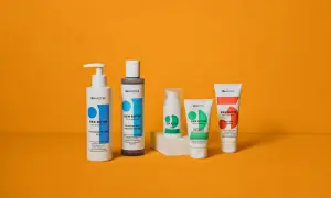 Fem hudvårdsprodukter från Apotekets Ren Rutin-serie för fet hy. Inkluderar gel, ansiktsvatten, serum och krämer.