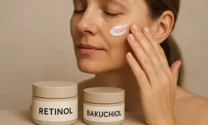 Kvinna applicerar kräm på ansiktet. Två burkar syns, en med texten RETINOL, som kan hjälpa mot akne.