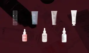 En samling av olika hudvårdsprodukter med niacinamid, som serum och krämer, för en klarare hud.