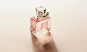 En flaska Miss Dior Eau de Toilette med en rosa vätska. Kan parfym bli gammal? Denna klassiker ser tidlös ut.