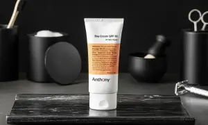 En tub med dagkräm SPF 30 från Anthony, en del av en stilren hudvårdsrutin ordning.