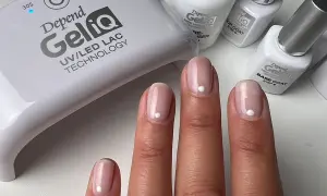 Fina gelenaglar med en vit prick, redo att måla nagellack. Depend GeliQ UV/LED-lampa och produkter syns i bakgrunden.