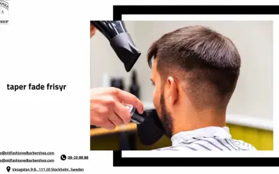 En frisör stylar en herrfrisyr med taper fade. Håret tonas ut snyggt mot nacken.
