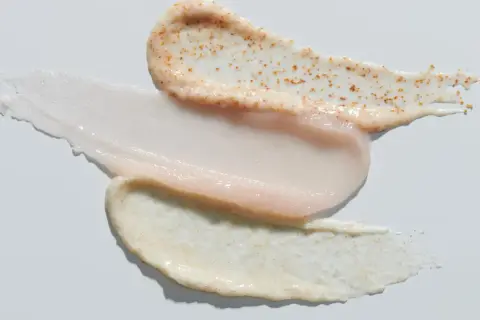 Tre olika texturer av mekanisk peeling, en med synliga korn, en slät och en krämig.