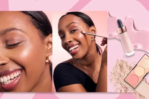 En kvinna ler glatt medan hon applicerar highlighter med en borste. Bredvid syns en highlighter-flaska och en palett.