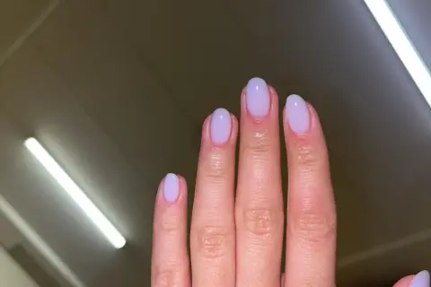 Fina, ljuslila naglar med en perfekt russian manicure.