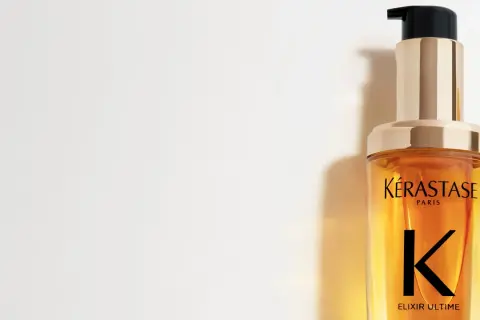 En flaska Kérastase Elixir Ultime olja i håret innan dusch. Ger glans och näring.