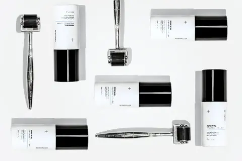 Hudvårdsset för ansiktsbehandling hemma med dermaroller och serum.