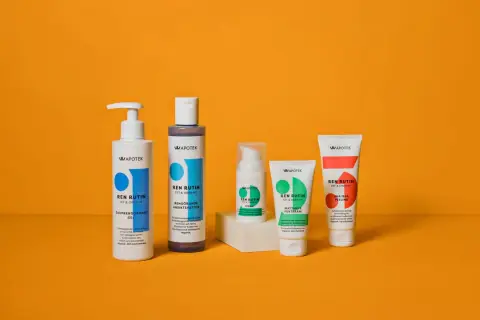 Fem hudvårdsprodukter från Apotekets Ren Rutin-serie för fet hy. Inkluderar gel, ansiktsvatten, serum och krämer.