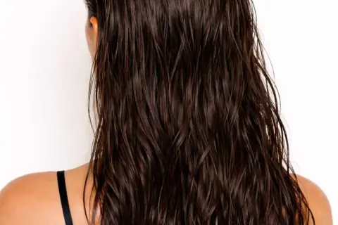 Mörkbrunt hår med wet look, som om det precis tvättats.