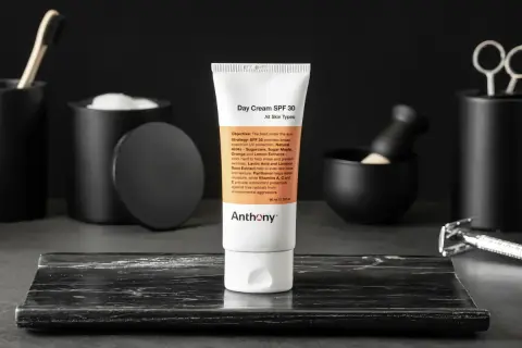 En tub med dagkräm SPF 30 från Anthony, en del av en stilren hudvårdsrutin ordning.