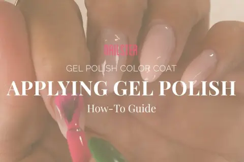 Nära bild på en hand som applicerar gellack naglar. En rosa pensel målar en ljusrosa nagel.