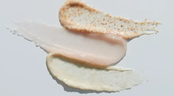 Tre olika texturer av mekanisk peeling, en med synliga korn, en slät och en krämig.