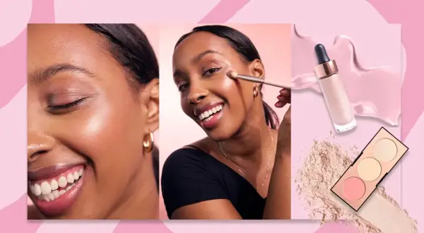 En kvinna ler glatt medan hon applicerar highlighter med en borste. Bredvid syns en highlighter-flaska och en palett.