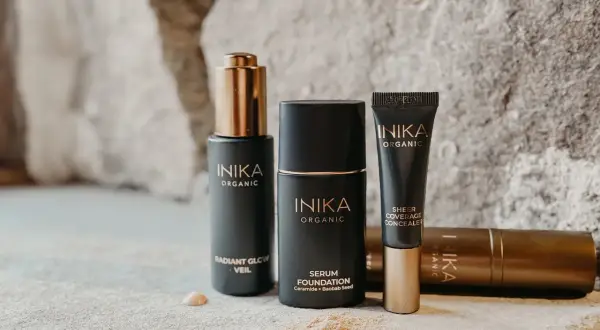 Inika Organics serum foundation och concealer, en foundation utan pfas för en naturlig lyster.