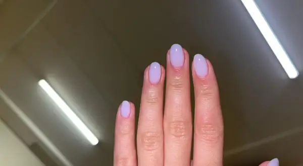Fina, ljuslila naglar med en perfekt russian manicure.