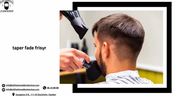 En frisör stylar en herrfrisyr med taper fade. Håret tonas ut snyggt mot nacken.