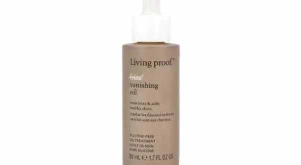 Flaska med Living Proof Frizz Vanishing Oil, en lätt olja i håret som motverkar friss och ger glans.
