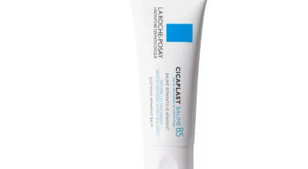 En tub med La Roche-Posay Cicaplast Baume B5, en lugnande och reparerande salva med centella asiatica.