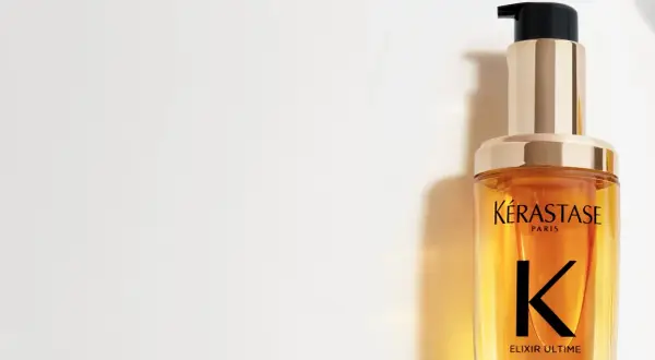 En flaska Kérastase Elixir Ultime olja i håret innan dusch. Ger glans och näring.