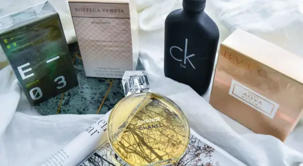 En samling av parfymer, inklusive Chanel Chance, Bottega Veneta Eau Légère, Escentric Molecules 03 och Bvlgari Aqva Divina. En klassisk chypre parfym kan finnas bland dessa.