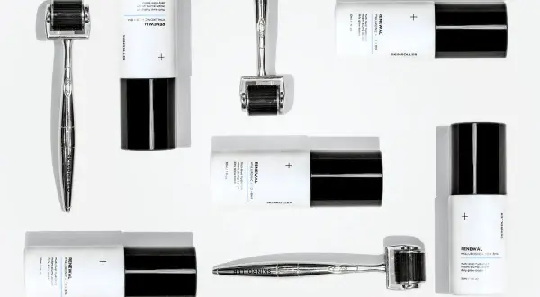 Hudvårdsset för ansiktsbehandling hemma med dermaroller och serum.