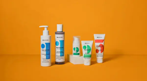 Fem hudvårdsprodukter från Apotekets Ren Rutin-serie för fet hy. Inkluderar gel, ansiktsvatten, serum och krämer.
