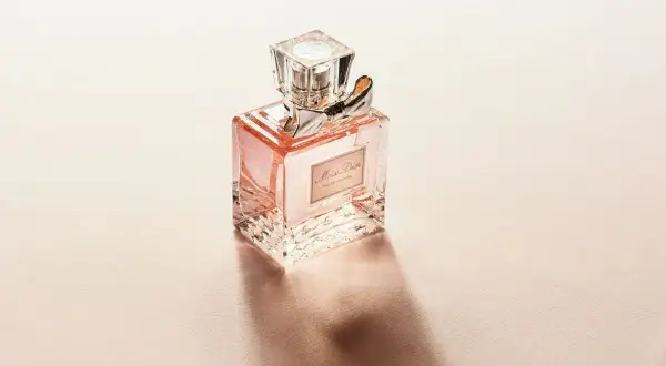 En flaska Miss Dior Eau de Toilette med en rosa vätska. Kan parfym bli gammal? Denna klassiker ser tidlös ut.