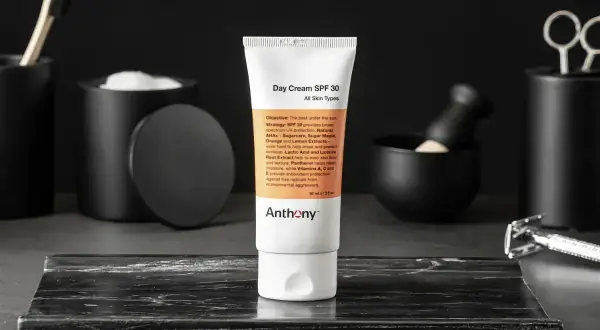 En tub med dagkräm SPF 30 från Anthony, en del av en stilren hudvårdsrutin ordning.
