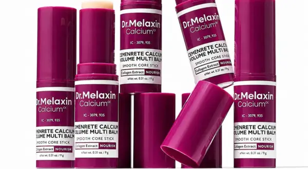 Flera Dr.Melaxin Calcium läppbalsam i lila förpackningar. Perfekt för mogen hy som behöver extra näring och fukt.