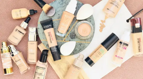 En samling foundations med neutral underton. Flera märken som L'Oréal, Vichy, Max Factor och Maybelline.