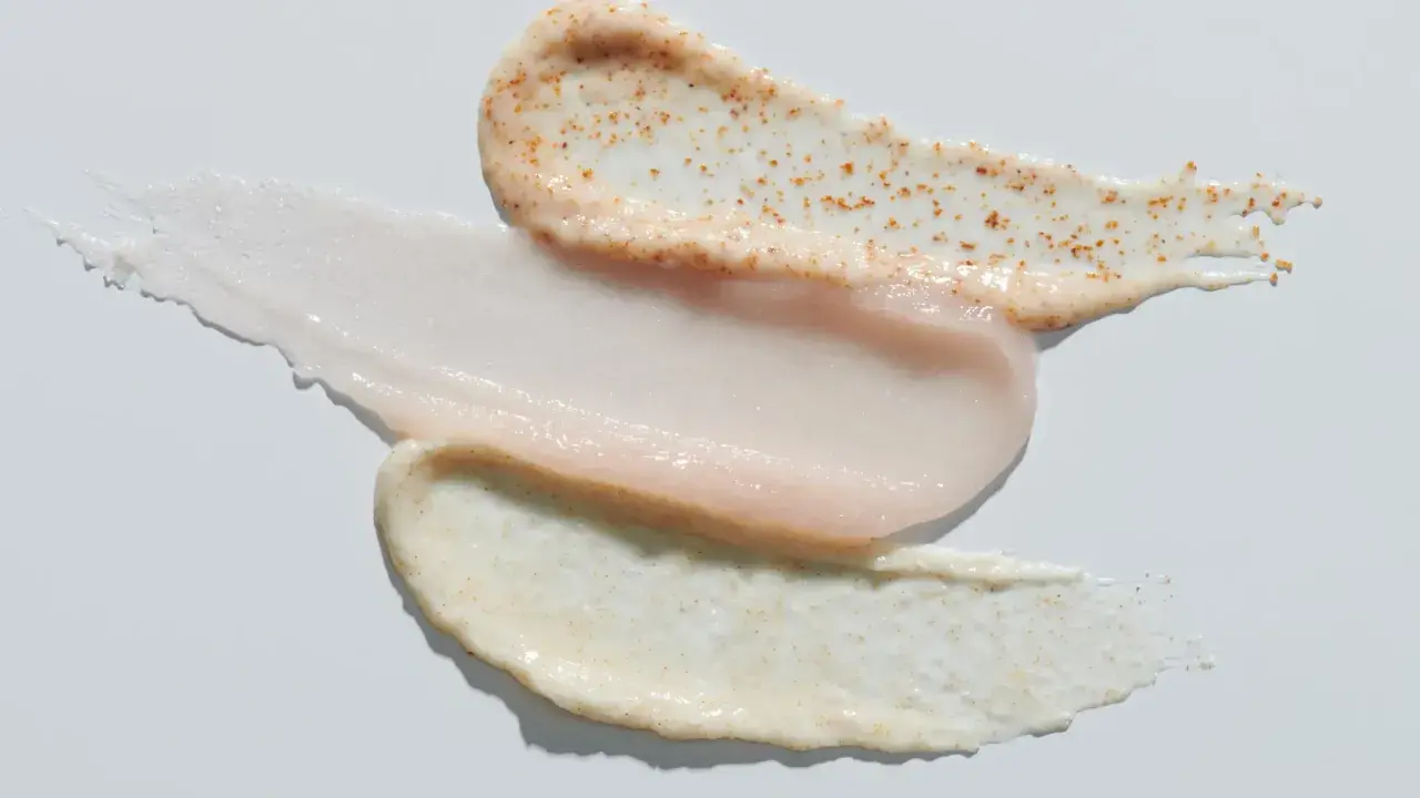 Tre olika texturer av mekanisk peeling, en med synliga korn, en slät och en krämig.
