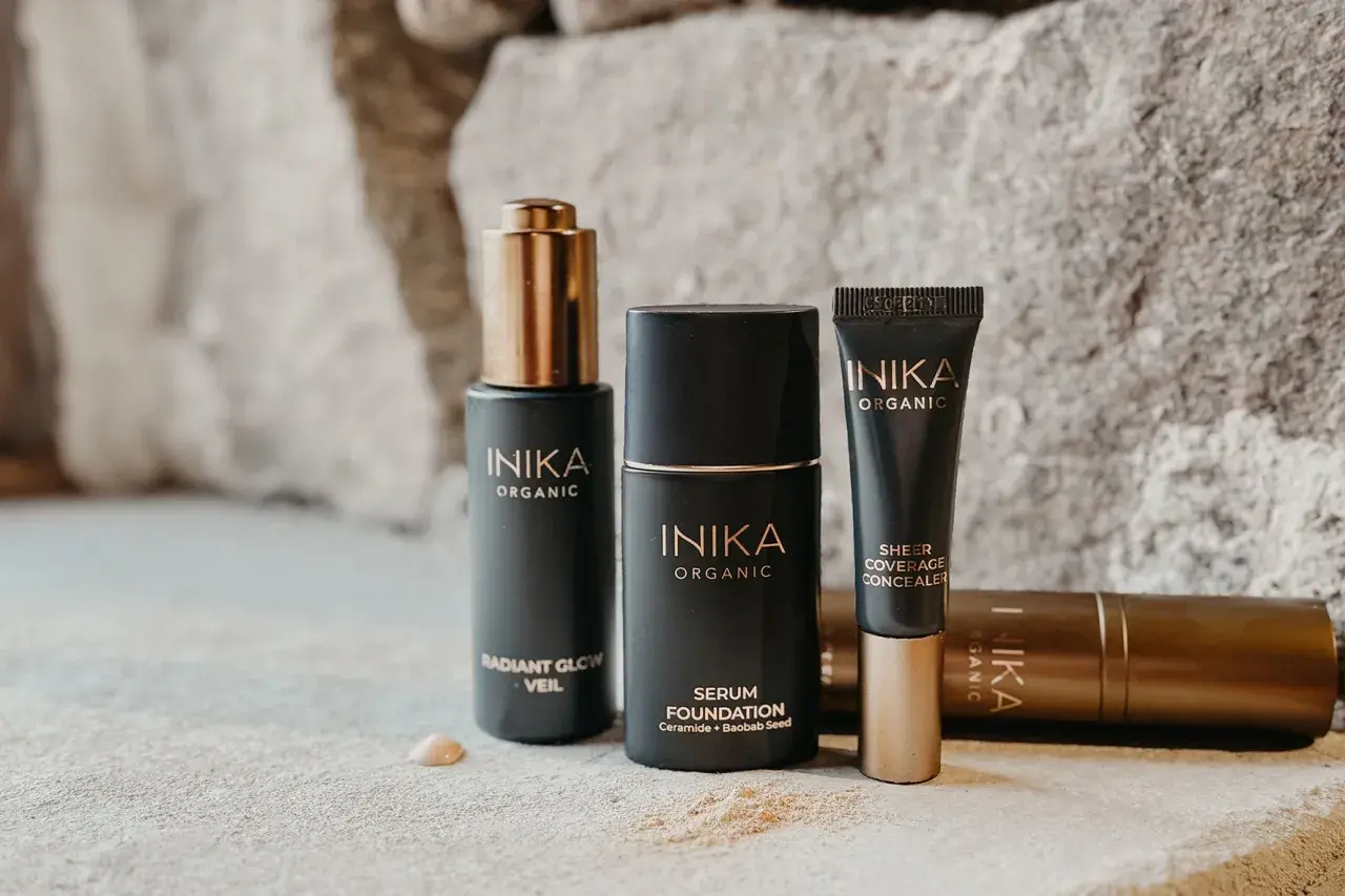 Inika Organics serum foundation och concealer, en foundation utan pfas för en naturlig lyster.