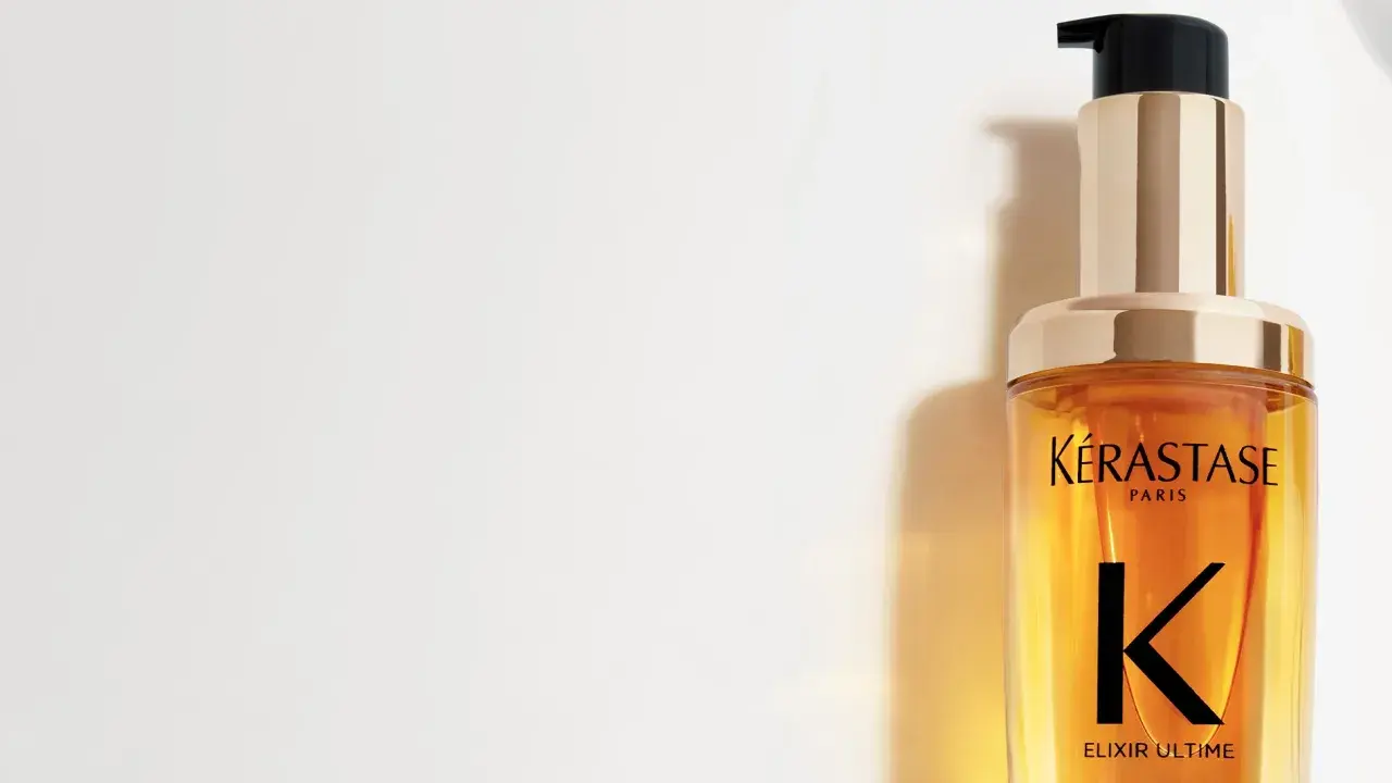 En flaska Kérastase Elixir Ultime olja i håret innan dusch. Ger glans och näring.