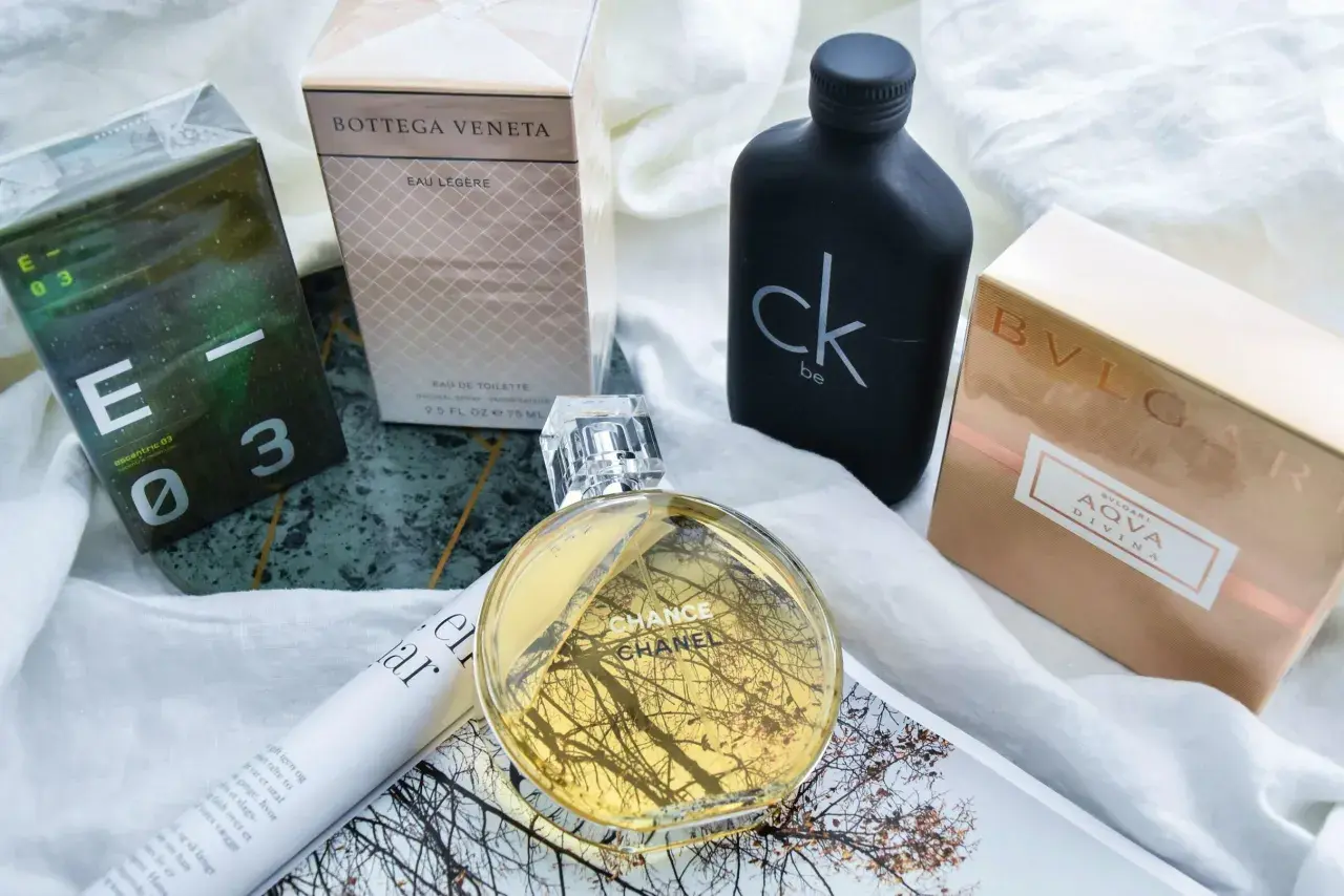 En samling av parfymer, inklusive Chanel Chance, Bottega Veneta Eau Légère, Escentric Molecules 03 och Bvlgari Aqva Divina. En klassisk chypre parfym kan finnas bland dessa.