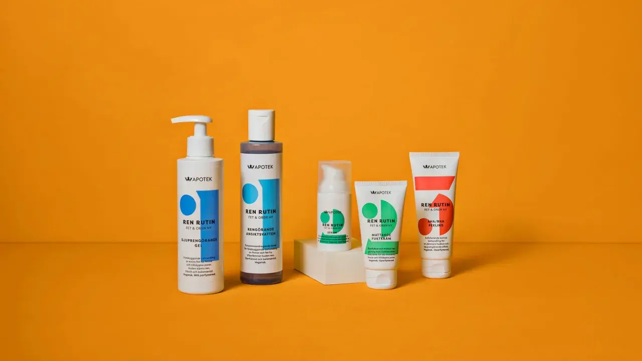 Fem hudvårdsprodukter från Apotekets Ren Rutin-serie för fet hy. Inkluderar gel, ansiktsvatten, serum och krämer.