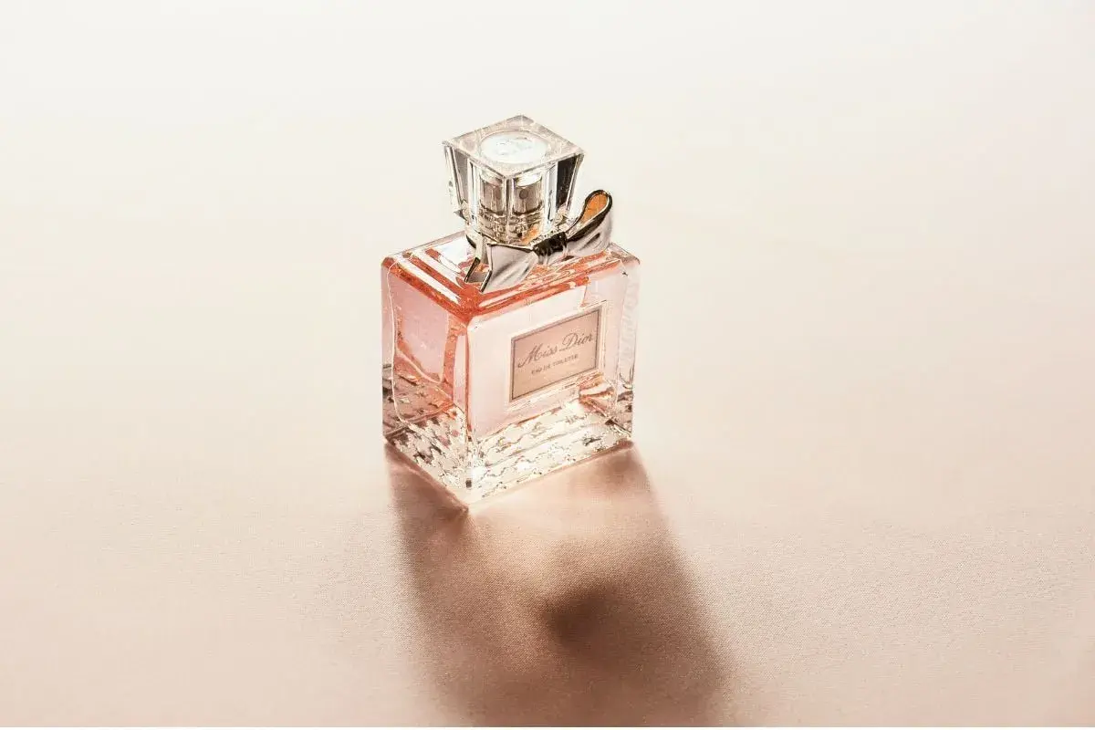En flaska Miss Dior Eau de Toilette med en rosa vätska. Kan parfym bli gammal? Denna klassiker ser tidlös ut.