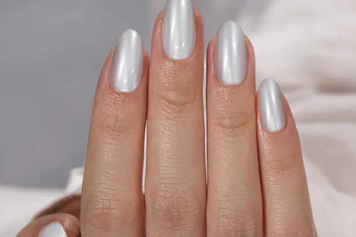 Vackra press on nails i p&auml;rlemorvit finish. Perfekt f&ouml;r en elegant look.