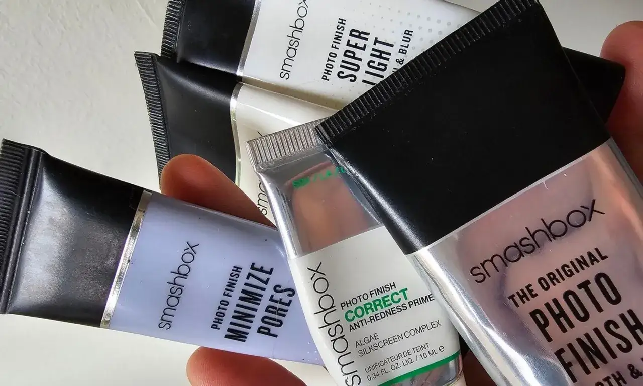 En hand h&aring;ller flera Smashbox Photo Finish primers, inklusive en silikonbaserad primer som minimerar porer.