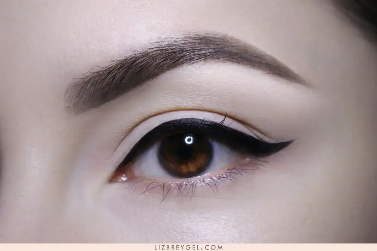 Ett &ouml;ga med perfekt eyeliner vinge. Den svarta linjen framh&auml;ver &ouml;gats form och ger en dramatisk look.