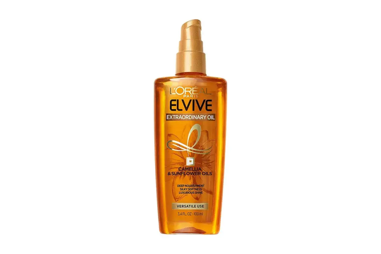 Flaska med L'Or&eacute;al Elvive Extraordinary Oil, en olja i h&aring;ret som ger djup n&auml;ring och glans.